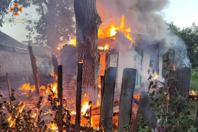 Криворізькі вогнеборці загасили пожежу на території приватного домогосподарства