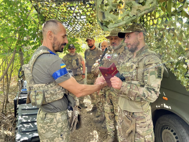 Криворожских бойцов 129-й бригады ТРО наградили нагрудными знаками