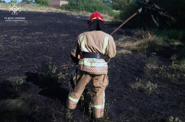 Пожарные Днепропетровщины продолжают бороться с пожарами на открытых территориях