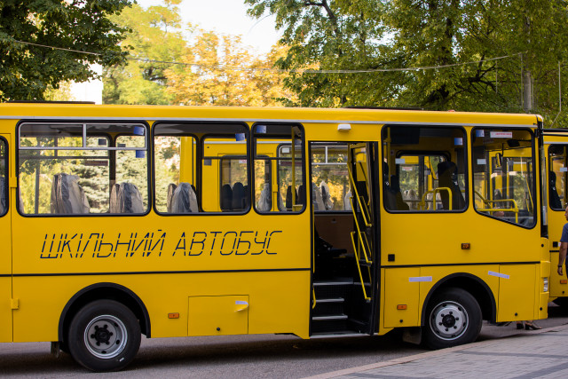 Громады Днепропетровщины получили еще 6 новых школьных автобусов