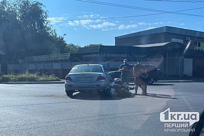 Обновлено: В Кривом Роге столкнулись автомобиль и мотоцикл