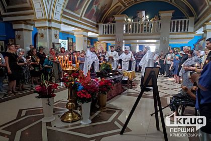 В Кривом Роге прощаются с учительницей гимназии, которую убила российская ракета