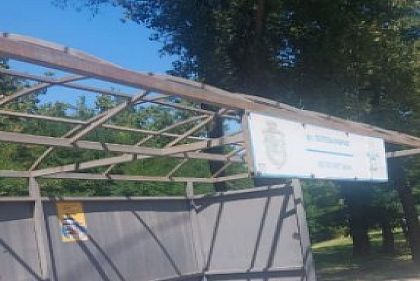 В Кривом Роге неизвестные оставили без крыши остановку общественного транспорта