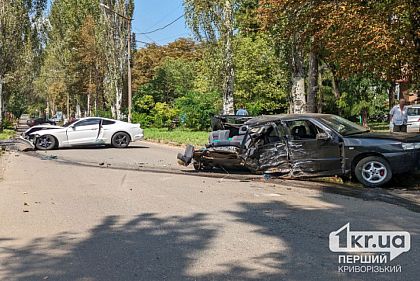 В Кривом Роге столкнулись 2 автомобиля: есть пострадавшие
