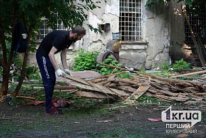 В Кривом Роге провели толоку в здании будущего Центра реабилитации