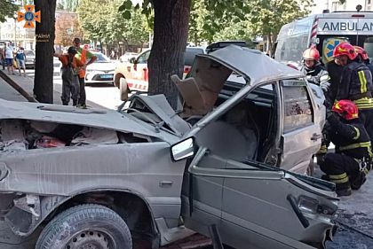 Спасатели деблокировали тело водителя из легковика: подробности ДТП в Кривом Роге