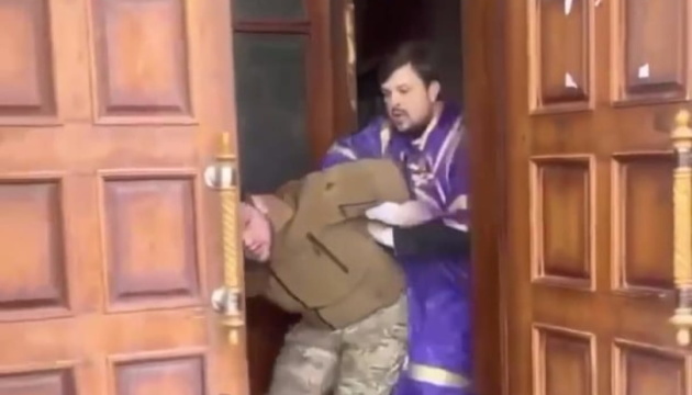 Священники УПЦ МП избили военного в церкви — полиция открыла дело