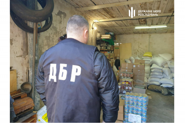 На Дніпропетровщині правоохоронці викрили склад з краденими у військових харчами