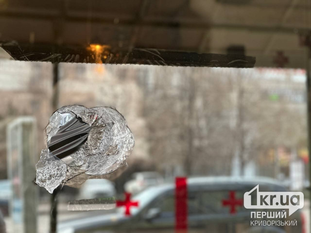 Неизвестный разбил окна в криворожском ресторане