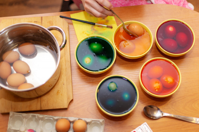 Как раскрасить яйца своими руками: ТОП 10 простых способов