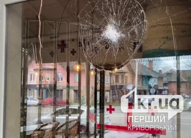 Неизвестный бьет окна в ресторане в центре Кривого Рога