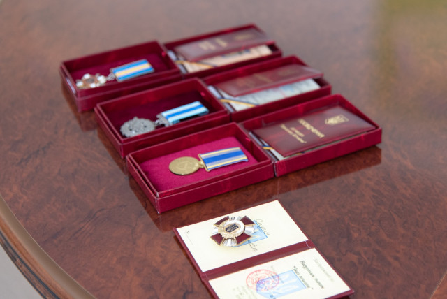 В Никополе родные четырех погибших военных получили их посмертные награды