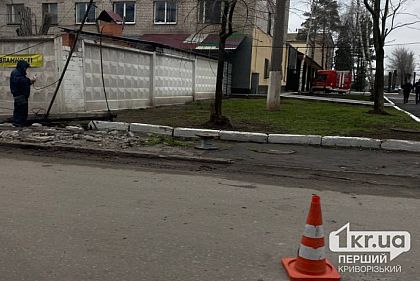В Кривом Роге заводской автобус врезался в столб