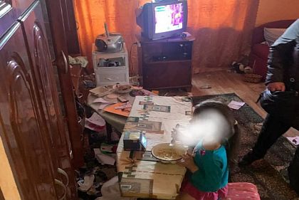 В условиях антисанитарии и без еды: в Кривом Роге у матери забрали троих детей