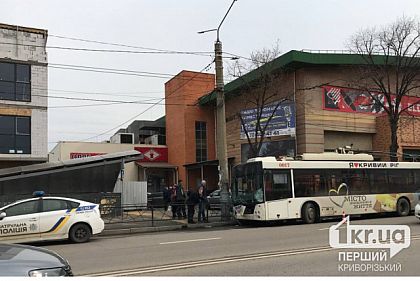 В Кривом Роге троллейбус врезался в забор