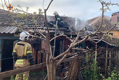 Криворожские спасатели потушили пожар в хозяйственном сооружении