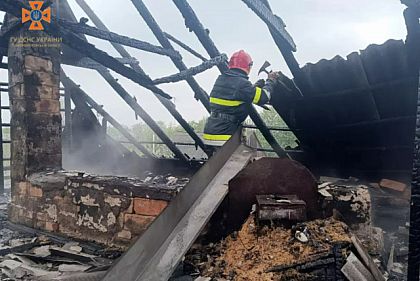 Вогнеборці у Нікополі загасили пожежу у приватному будинку