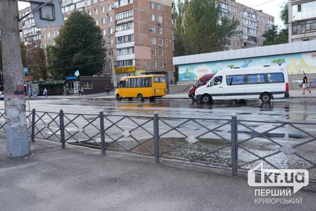 На 95 квартале в Кривом Роге по улице течет вода