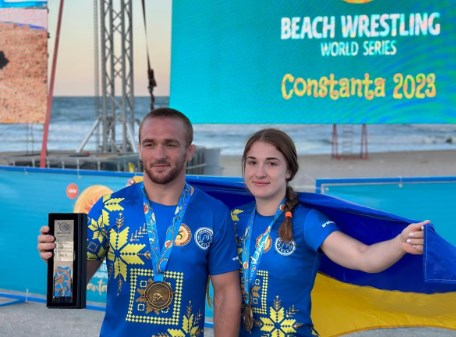 Международные соревнования по пляжной борьбе: спортсменка из Кривого Рога завоевала «золото»
