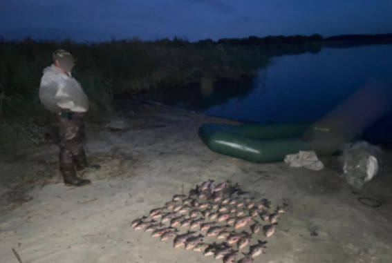 В Криворожском районе обнаружили нарушителей, ловивших рыбу с лодки сетками