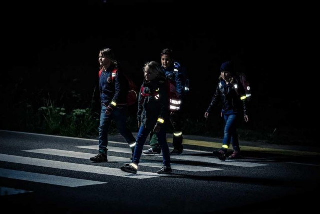 Будь заметным в темное время суток: криворожан призывают носить светоотражатели на одежде