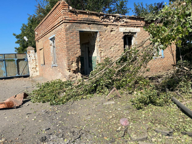 Нікопольський район знову опинився під вогнем ворога: правоохоронці оглядають місця влучань