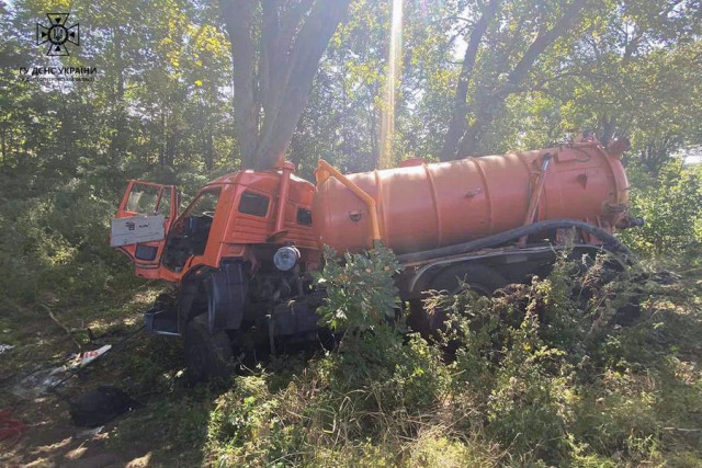 На Днепропетровщине спасатели достали из изуродованного «Камаза» мужчину