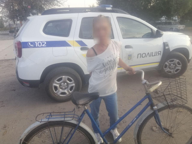 Викрала велосипед із чужого подвір`я: поліція Дніпропетровщини повідомила жінці про підозру