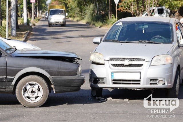 У Кривому Розі зіштовхнулись дві автівки