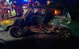 На трассе Днепр-Кривой Рог произошло ДТП: водитель и пассажир травмировались