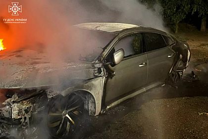 Криворожские спасатели ликвидировали пожар в легковушке