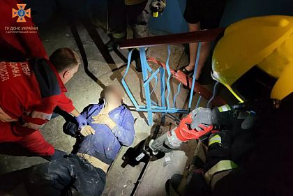 На Днепропетровщине спасатели освободили из ловушки голову мужчины