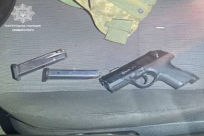 В Кривом Роге патрульные задержали нетрезвого водителя, который имел с собой пистолет