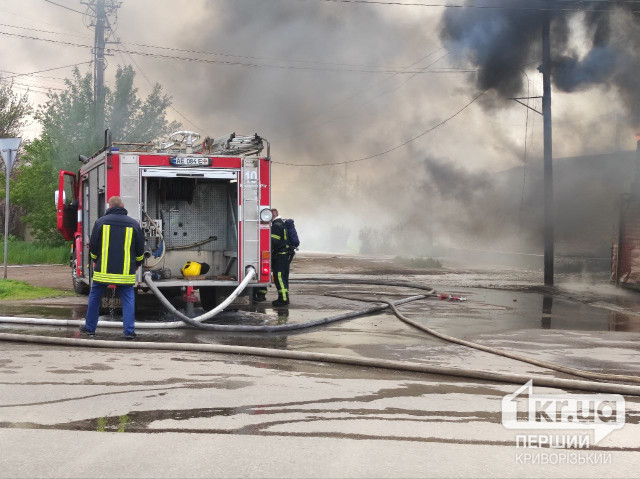 В Кривом Роге на пожаре на СТО сгорели несколько автомобилей