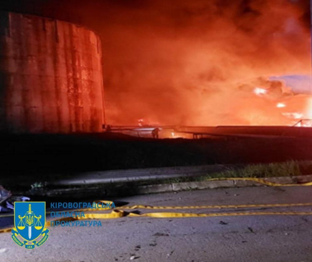 Російські військові атакували безпілотниками нафтобазу у Кропивницькому