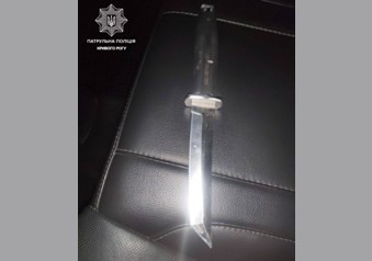 В Кривом Роге во время комендантского часа у водителя автомобиля обнаружили нож