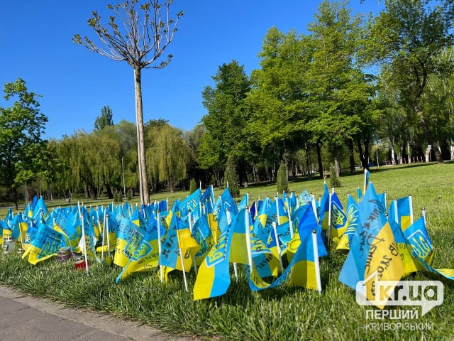 Флаги из импровизированного мемориала погибшим криворожанам вернули на место