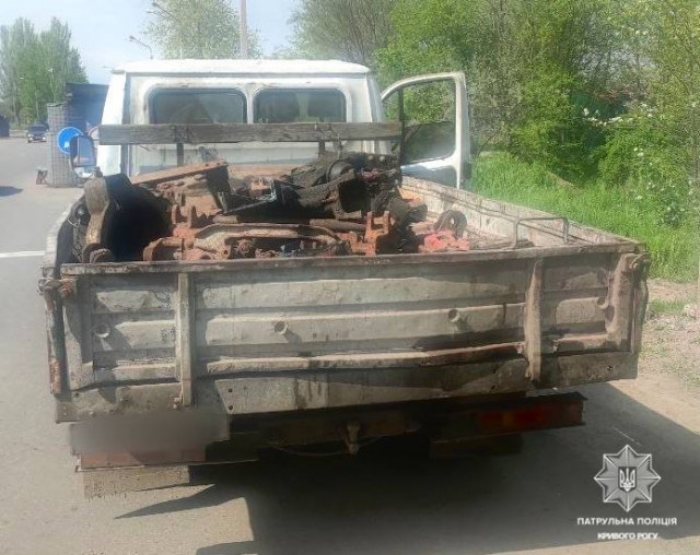 Криворожские патрульные обнаружили автомобиль, перевозивший порезанные запчасти от трактора