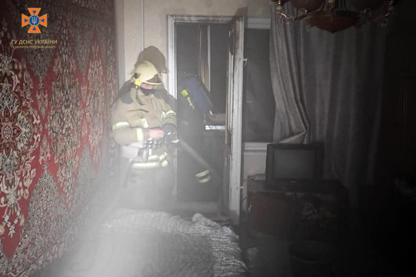 Криворізькі вогнеборці під час пожежі врятували трьох людей, з них двоє дітей ФОТО