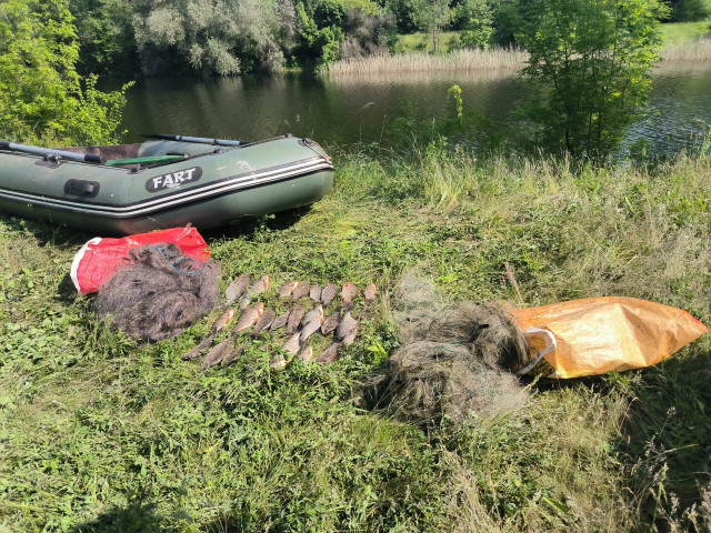 Ловил рыбу сетками из лодки: на Днепропетровщине обнаружили браконьера