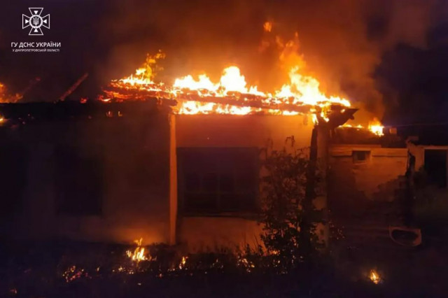 Рятувальники Криворізького району загасили займання будинку, що не експлуатується