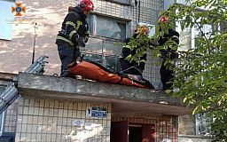 В Криворожском районе женщина выпала с пятого этажа