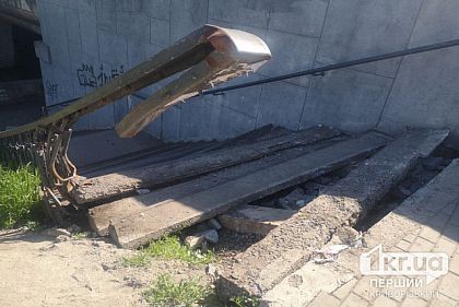 В Кривом Роге лестница для перехода под мостом – в аварийном состоянии: подробности