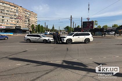 В Кривом Роге столкнулись два автомобиля