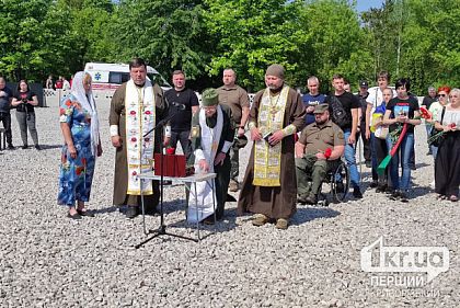 На Центральному кладовищі Кривого Рогу відбувся молебень за полеглими військовослужбовцями