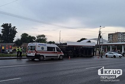 В Кривом Роге опрокинулась фура: пострадал водитель