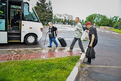 Из Никополя бесплатно эвакуировали почти тысячу пожилых людей