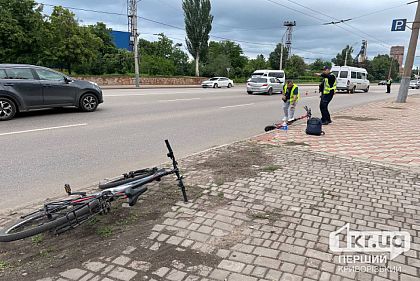 В Кривом Роге маршрутка сбила двух парней на электросамокате
