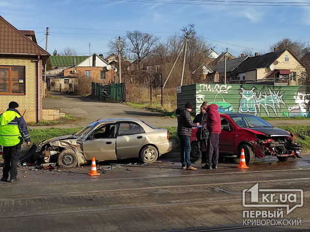 В Кривом Роге столкнулись два автомобиля, пострадали водители