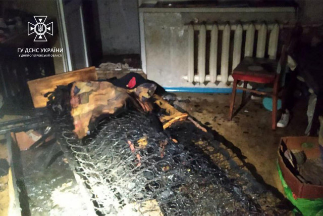 В Кривом Роге пожарные спасли женщину из горящей квартиры